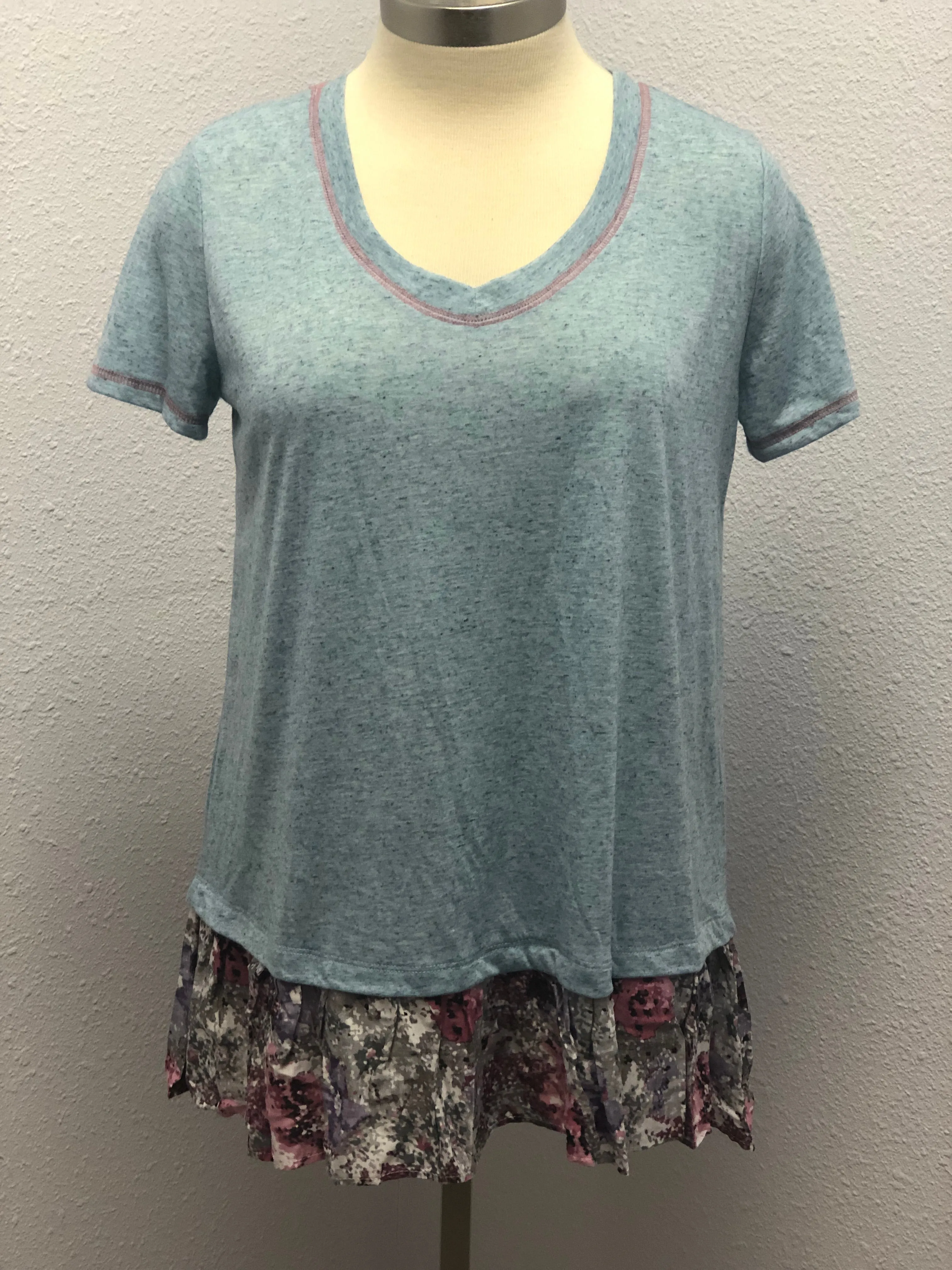 SHORT SLEEVE V-NECK TOP